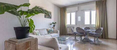 Een televisie en een kantoor