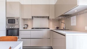 Fridge, microwave, oven, stovetop - Grand Central 2 - Affitti Brevi Italia (Modena)