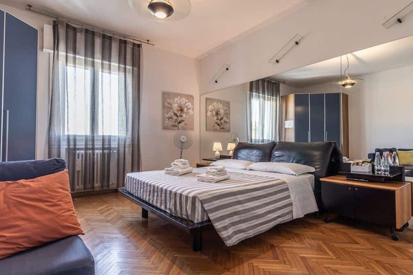 letto matrimoniale, ventilatore, armadio, divano