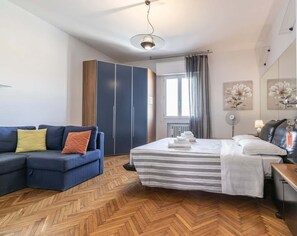 1 slaapkamer, een strijkplank/strijkijzer, gratis wifi, beddengoed