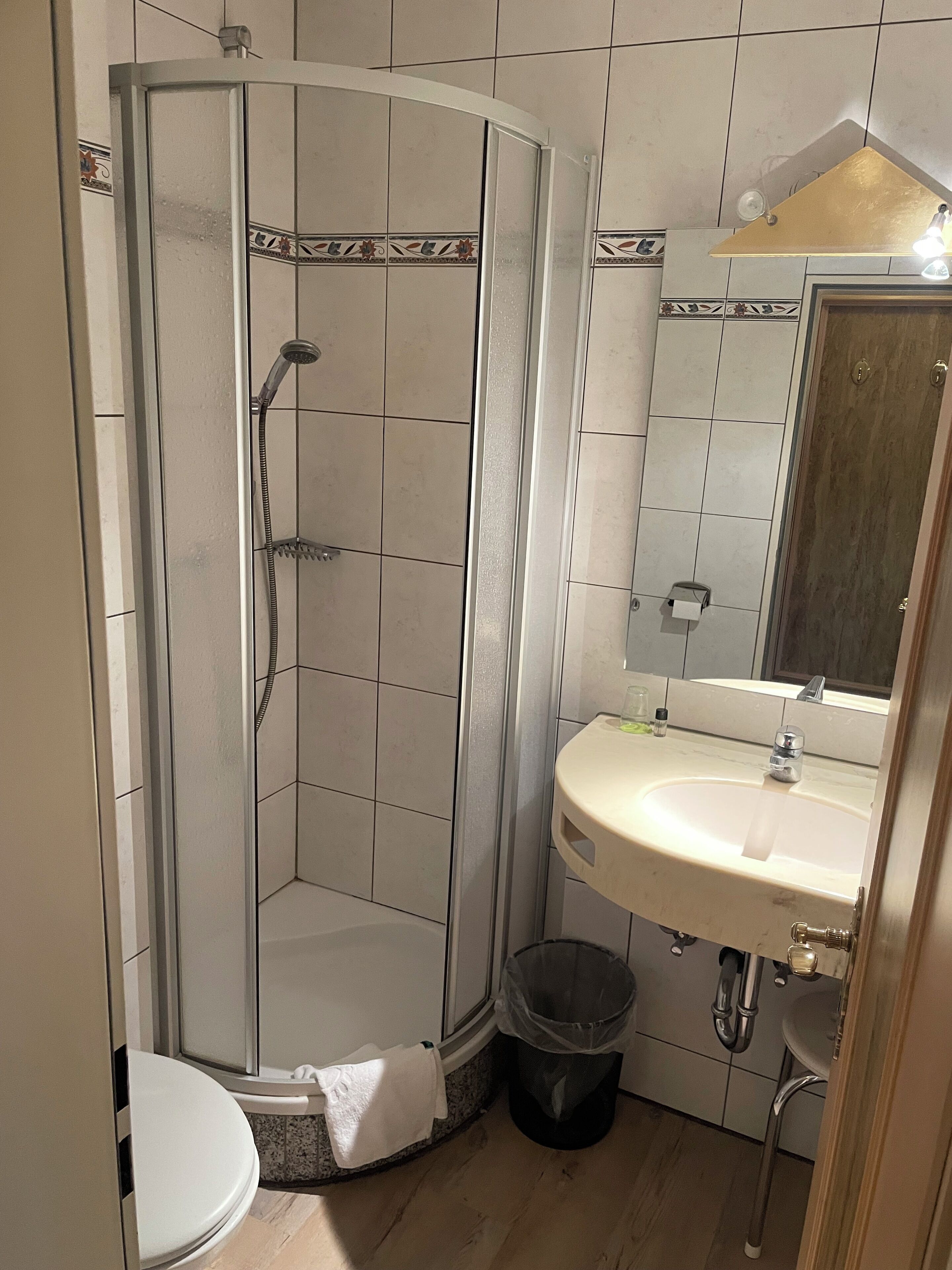 Een douche, een haardroger, handdoeken, toiletpapier