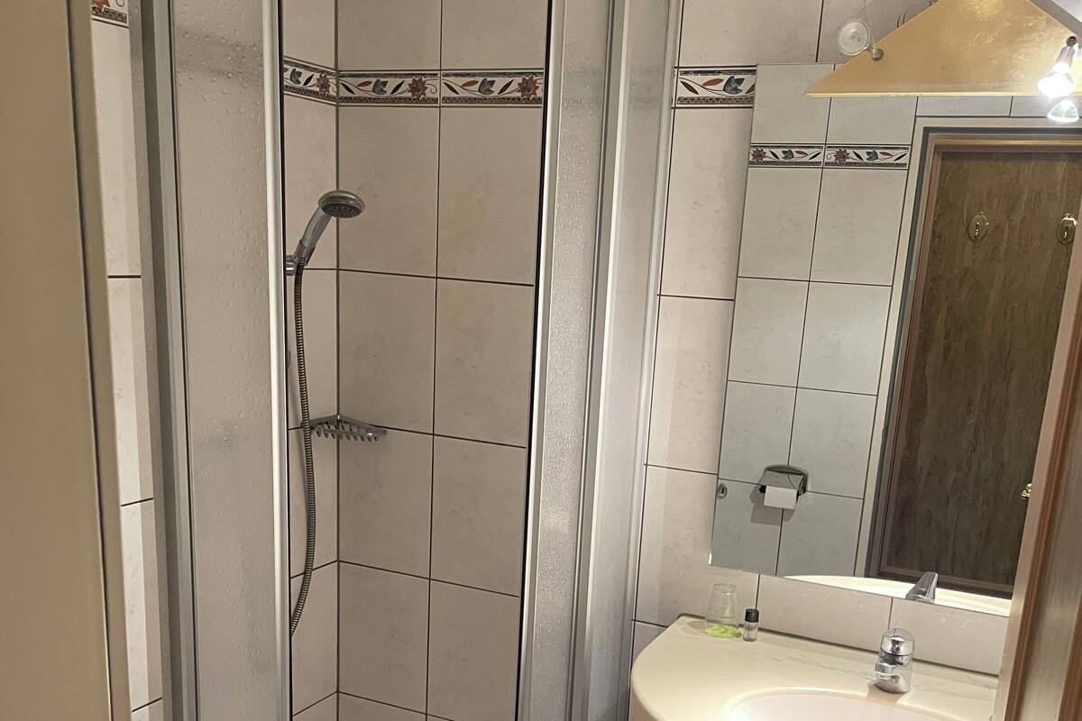 Regadera, secadora de cabello, toallas, papel de baño