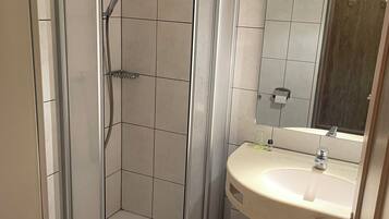 Douche, sĂšche-cheveux, serviettes fournies, papier toilette