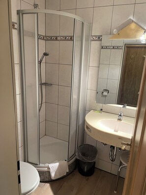 Douche, sèche-cheveux, serviettes fournies, papier toilette