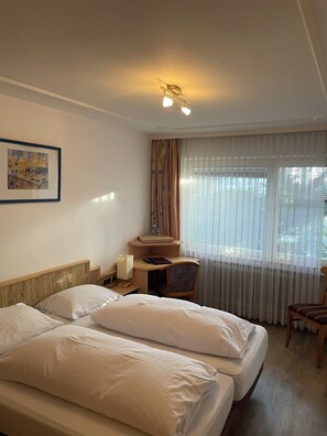 Double or Twin Room | In-room safe, desk, laptop workspace, blackout drapes - Gästehaus am Kurpark VS (Villingen-Schwenningen)