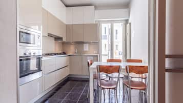 Kühlschrank, Mikrowelle, Ofen, Wasserkocher mit Kaffee-/Teezubehör