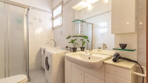 Dusche, kostenlose Toilettenartikel, Haartrockner