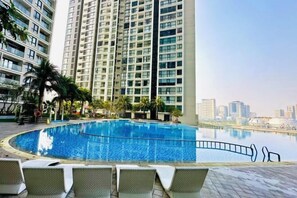 Outdoor pool - Vinhomes Skylake - Helen's Luxury Suites (Hanoi)
