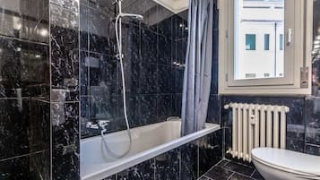 Douche, sĂšche-cheveux, shampoing