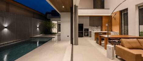 Un interior moderno con piscina, comedor y sala de estar.