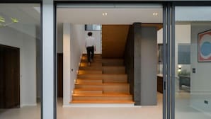 Un intérieur moderne avec un escalier menant à un deuxième étage.