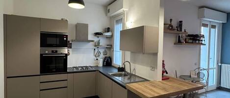 ثلاجة، ميكروويف، فرن، موقد طهي مسطح