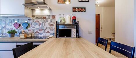 Frigorifero, microonde, forno, piano cottura