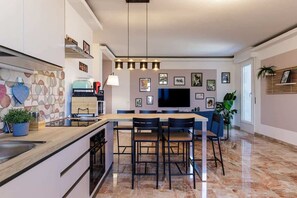 Geladeira, micro-ondas, fogão, cooktop