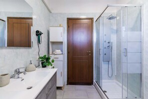Shower, hair dryer, toilet paper - Skyline Eighth Heaven - Affitti Brevi Italia (Modena)