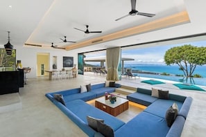 Lobby lounge