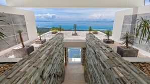 A staircase leading to a terrace with a view of the ocean. - Villa Spice Samui (Koh Samui)