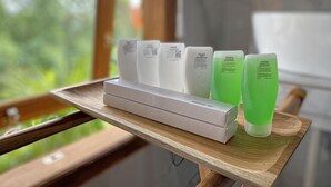 Una bandeja con productos de cuidado de la piel sobre una superficie de madera cerca de una ventana.