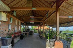 Outdoor dining - Jatiluwih Guava Eco Living Managed by Manara (Bali)