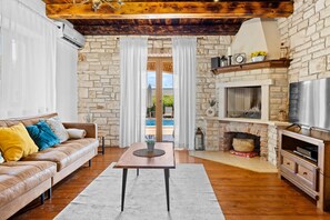 TV, fireplace