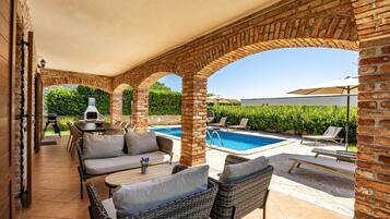 تناول الطعام بالخارج