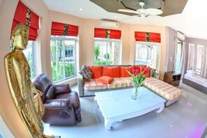 Living area - Tawan villa 7 BR with privater pool (Sattahip)