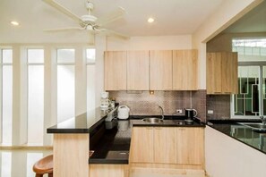 Private kitchen - Tawan villa 7 BR with privater pool (Sattahip)