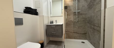 Séchoir à cheveux, serviettes fournies, papier de toilette