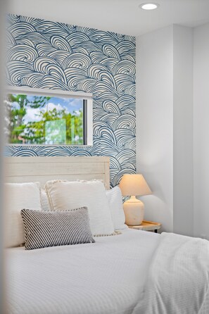 4 habitaciones, escritorio y tabla de planchar con plancha
