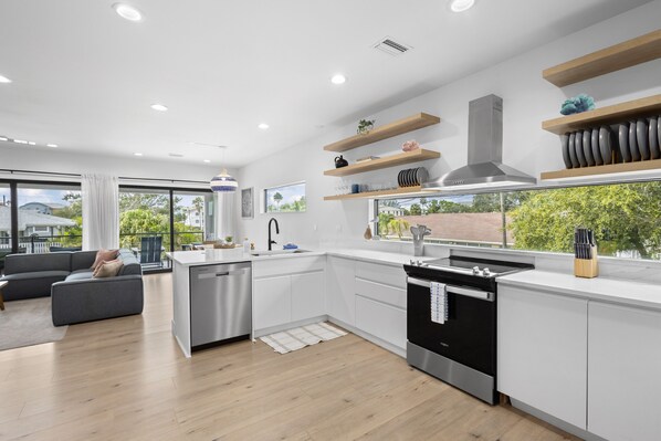 ثلاجة، ميكروويف، فرن، موقد طهي مسطح