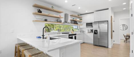 Kühlschrank, Mikrowelle, Ofen, Herdplatte