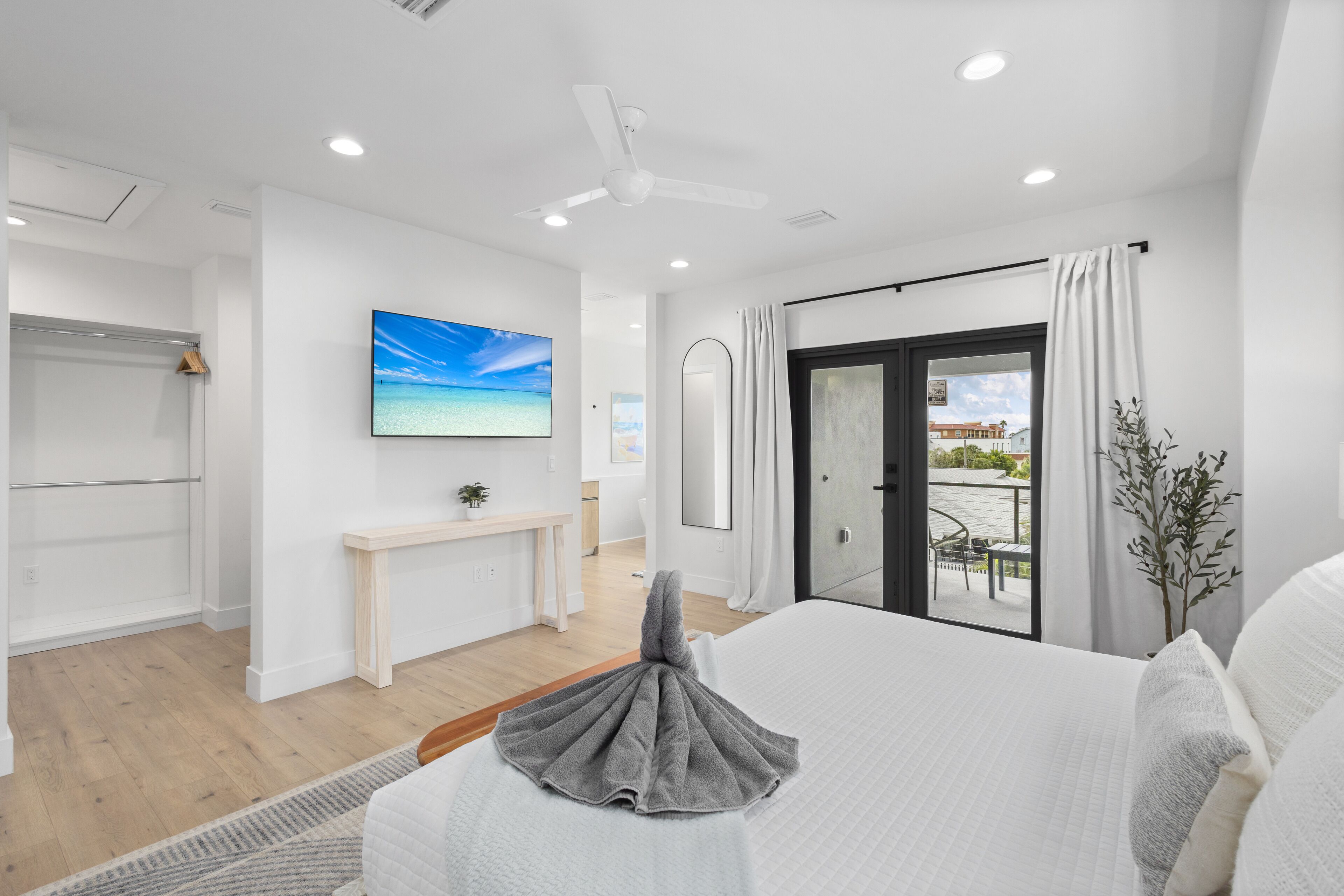 4 多间卧室、办公桌、熨斗/熨衣板、旅行婴儿床