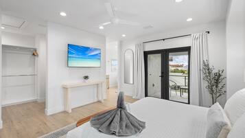 4 bedrooms, desk, iron/ironing board, travel crib