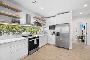 ثلاجة، ميكروويف، فرن، موقد طهي مسطح