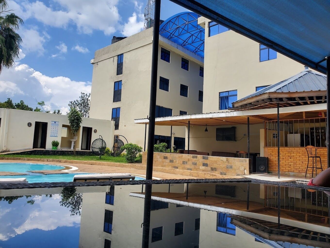 Una piscina al aire libre