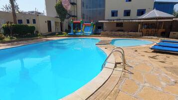 Una piscina al aire libre