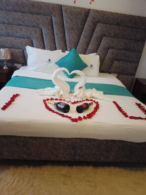 Standard Double Room | Free WiFi, bed sheets - Bungoma Royal Suites (Bungoma)