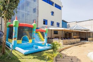 Área de juegos infantiles al aire libre