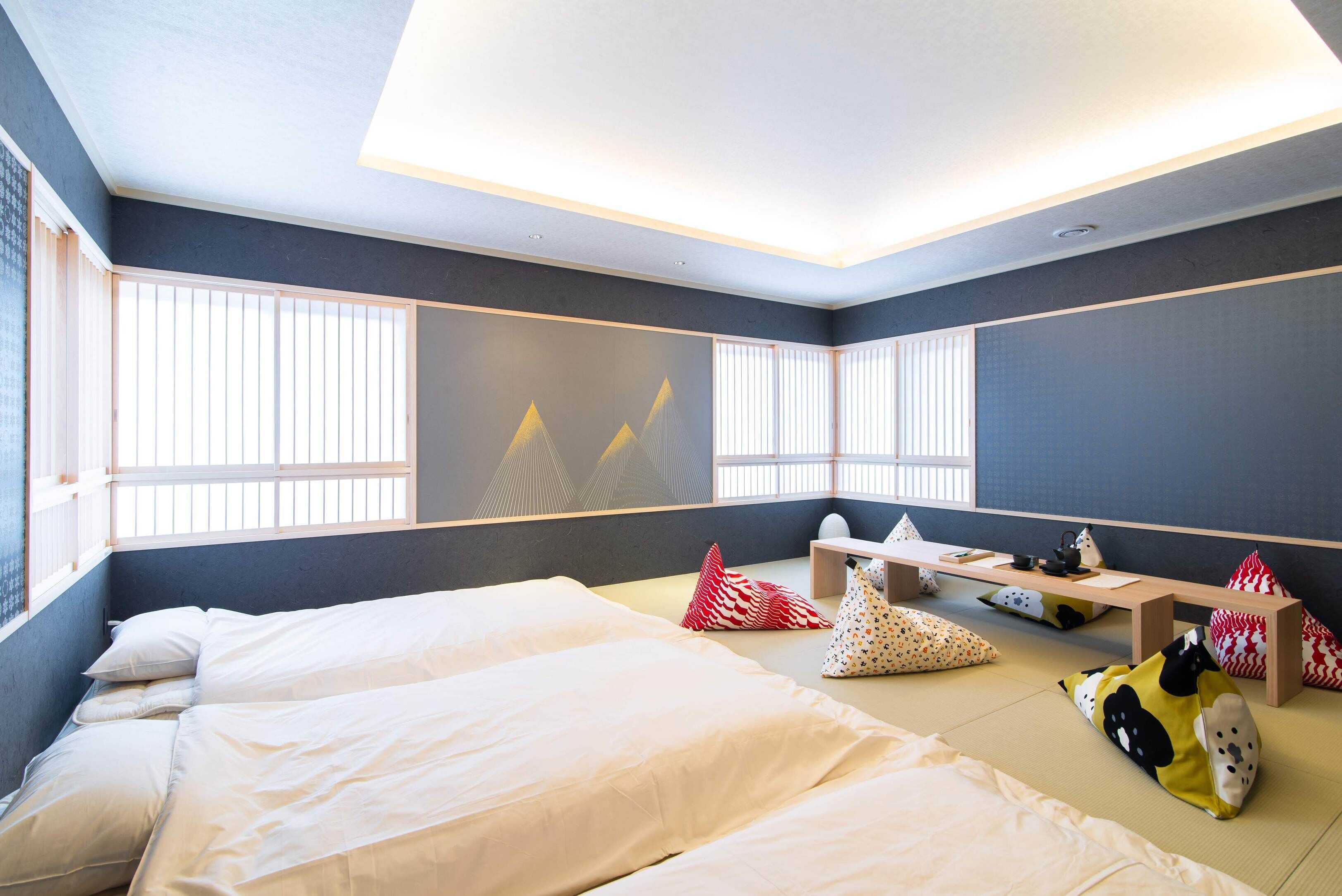 Una habitación de hotel moderna con una cama grande, un escritorio y vistas a la ciudad.