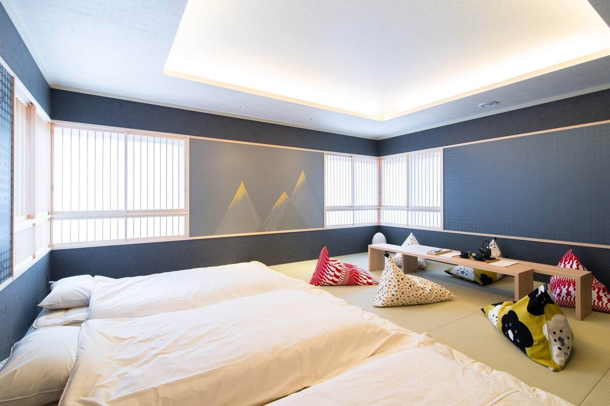 Une chambre d’hôtel moderne, dotée d’un grand lit, d’un bureau et offrant une vue sur la ville.