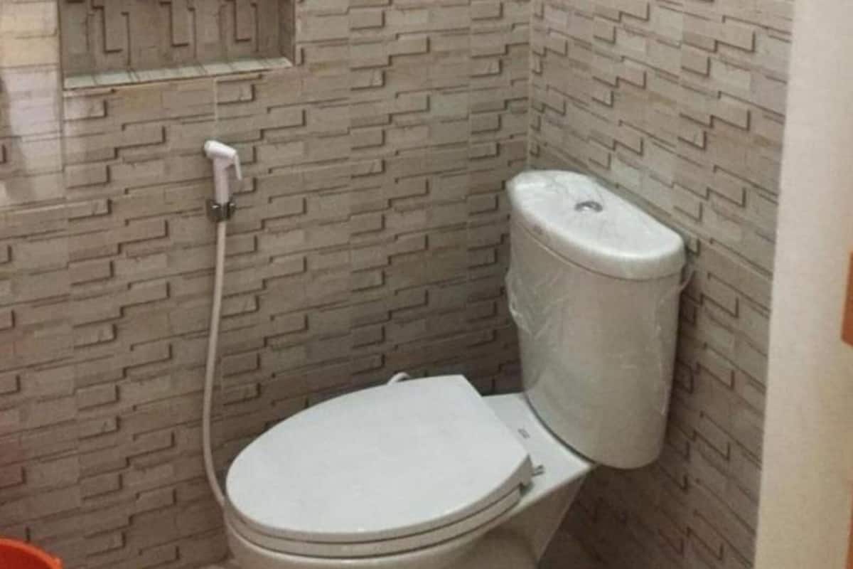 Een kleine badkamer met toilet en douche.