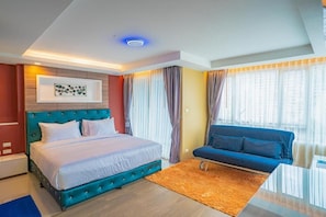 Escritorio, wifi gratis y ropa de cama