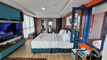 Escritorio, wifi gratis y ropa de cama