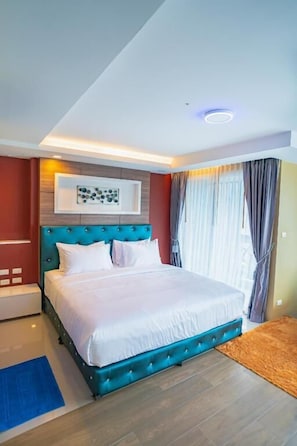 Escritorio, wifi gratis y ropa de cama