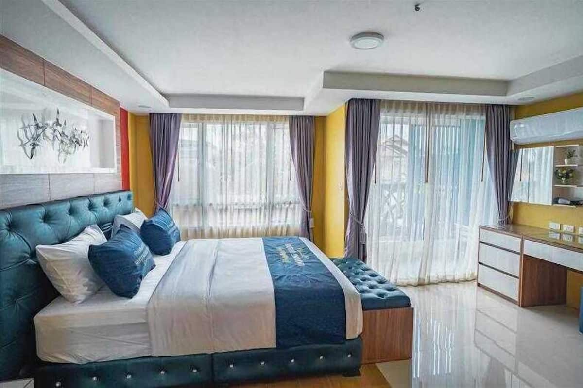 Een moderne slaapkamer met een groot bed, een nachtkastje en een inbouwkast.