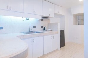 Room - RedDoorz @ MPT Suites (Makati)