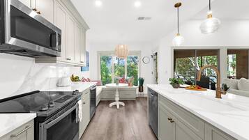 ثلاجة، ميكروويف، فرن، موقد طهي مسطح