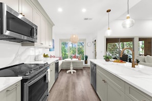 ثلاجة، ميكروويف، فرن، موقد طهي مسطح