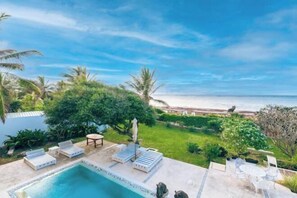 สระว่ายน้ำกลางแจ้ง