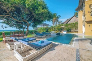 สระว่ายน้ำกลางแจ้ง